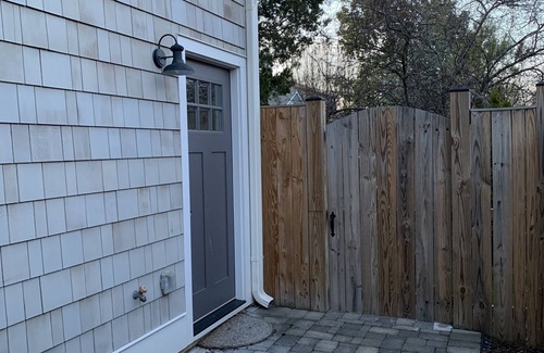 Del Ray Apartment | Stylish Carriage House with Kitchen & Breakfast Included