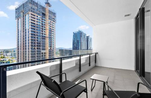 Jensen Apartment | Sunny Stylish Central Best Location Pool Gym