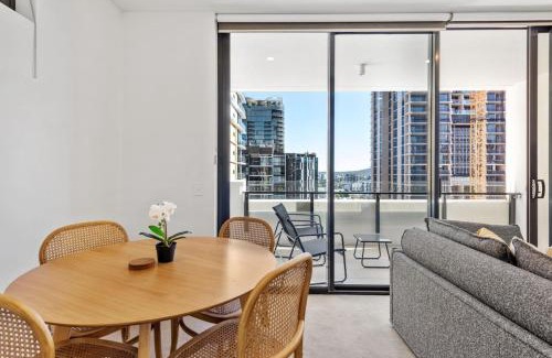 Jensen Apartment | Sunny Stylish Central Best Location Pool Gym