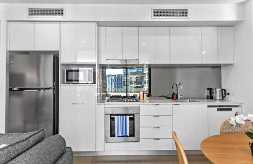 Jensen Apartment | Sunny Stylish Central Best Location Pool Gym