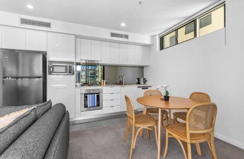 Jensen Apartment | Sunny Stylish Central Best Location Pool Gym