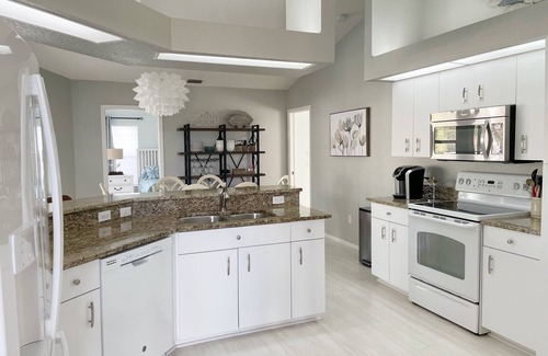 Pine Valley House | Sunny Suite Retreat: 5 Bedrooms with Pool & Spa Awaits!