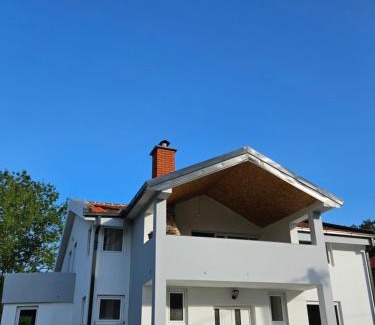 Virpazar Bed & Breakfast | Inviting Sunny Valley: Child-Friendly with Hot Tub & Dining