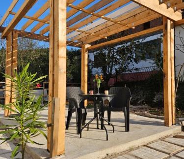Virpazar Bed & Breakfast | Inviting Sunny Valley: Child-Friendly with Hot Tub & Dining