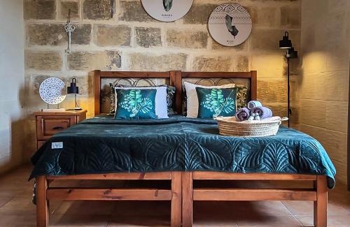 Nadur House | Oceanfront Sunny Villa with Pool and 9.5/10 Rating