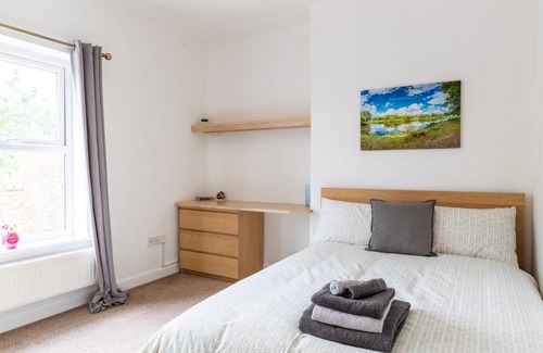 Denby Dale House | SunnyBank: Family-Friendly Retreat with Hot Tub & Breakfast