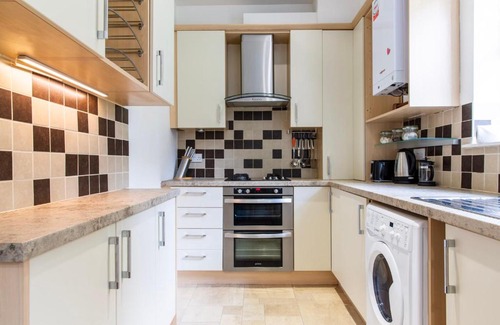 Denby Dale House | SunnyBank: Family-Friendly Retreat with Hot Tub & Breakfast