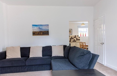 Denby Dale House | SunnyBank: Family-Friendly Retreat with Hot Tub & Breakfast