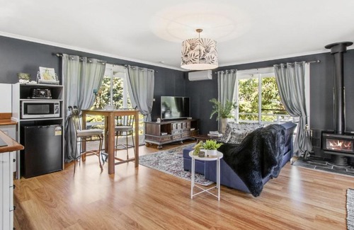 Mountain Lagoon House | Sunnydell: 4-Star Retreat with Kitchen and Perfect Score