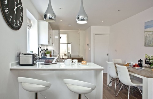 Exmouth Apartment | Oceanfront Sunnymead Penthouse in Exmouth for 4 Guests