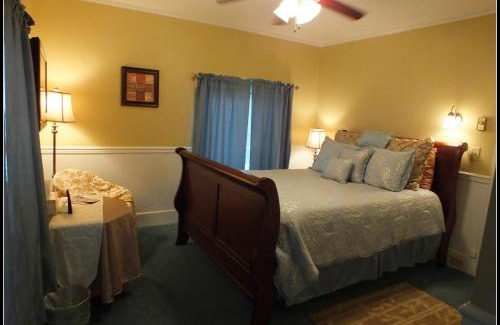 Outlook Bed & Breakfast | Cozy Sunnyside Inn Bed & Breakfast with Family-Friendly Dining