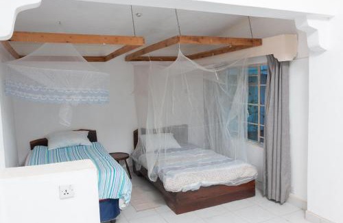 Blantyre Hotel | Budget-Friendly Sunnyside Inn with Pet-Friendly Amenities
