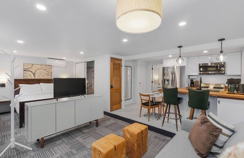 Green Lake Apartment | Inviting Sunnyside Studio on Green Lake with Spa & Breakfast