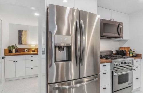 Green Lake Apartment | Inviting Sunnyside Studio on Green Lake with Spa & Breakfast