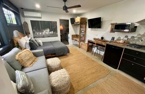 Port Macquarie House | Pet-Friendly Sunnyside Studio with Hot Tub Retreat