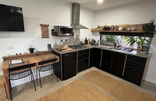 Port Macquarie House | Pet-Friendly Sunnyside Studio with Hot Tub Retreat