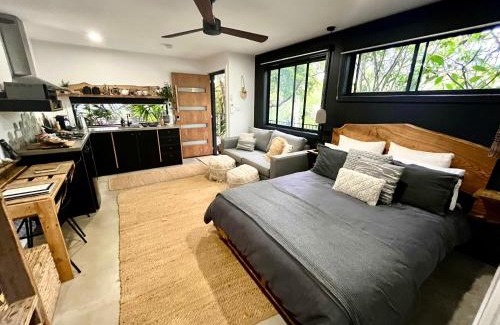 Port Macquarie House | Pet-Friendly Sunnyside Studio with Hot Tub Retreat