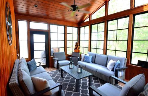 Gravenhurst House | Pet-Friendly Retreat at Sunnyside Up for Family Travelers