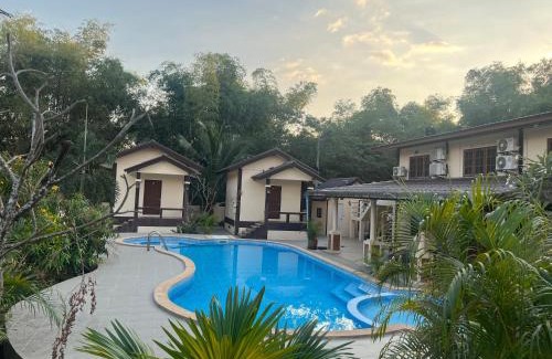 Tha Sung House | Budget-Friendly SUNRAY Guesthouse with Pool & Hot Tub
