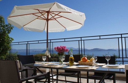 Kefalari Apartment | Cozy Sunrise 4: Oceanfront Apartment with Pool & Breakfast