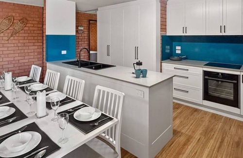 Jindabyne Apartment | Sunrise 5 - Cosy 3 bedroom with tennis court, pool and lake views