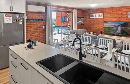 Jindabyne Apartment | Sunrise 5 - Cosy 3 bedroom with tennis court, pool and lake views