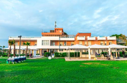 Magazzeno Hotel | Welcoming Sunrise Accessible Resort with Beachfront Bliss