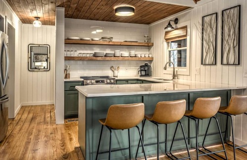 Unaka Cabin | Sunrise and Stardust: Relax in Hot Tub with Mountain Views