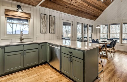 Unaka Cabin | Sunrise and Stardust: Relax in Hot Tub with Mountain Views
