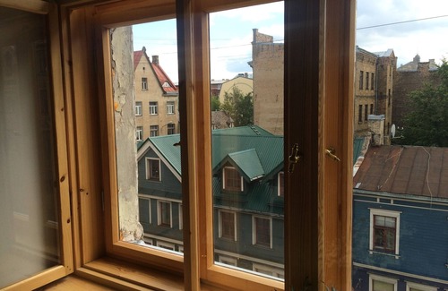 Centrs Apartment | Tranquil Sunrise Apartment with Breakfast in City Center