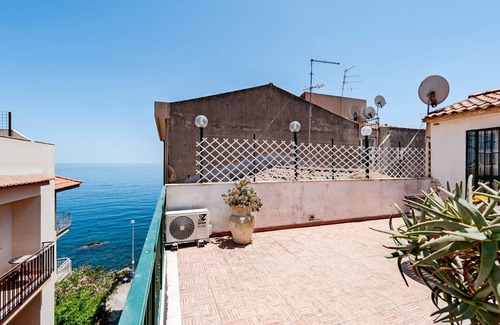 Aci Trezza Apartment | Inviting Sunrise Apartment II with Breakfast and Kitchen Access