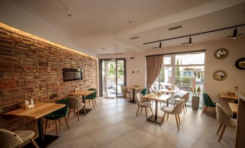 Polyana Apartment | Unforgettable Stays at Sunrise Aparts with Oceanfront Views