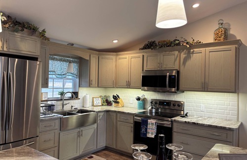 Valois House | Experience Sunrise at the Sawmill - Couples' Retreat Awaits!