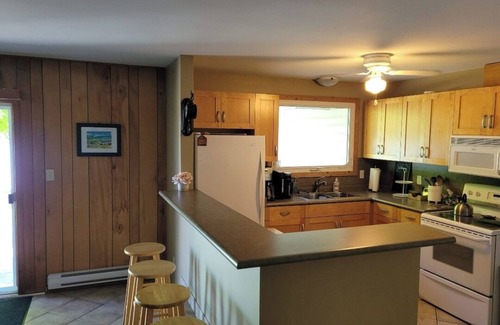 Romney Cottage | Panoramic Lake Erie Views at Sunrise Bay with Private Beach