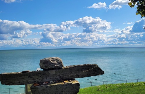 Romney Cottage | Panoramic Lake Erie Views at Sunrise Bay with Private Beach