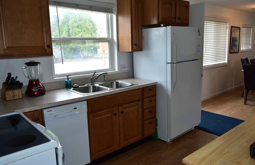 Oscoda House | Bright Sunrise Beach Condo with Ocean View and Family Amenities