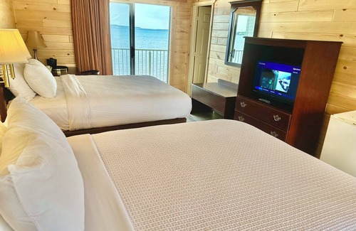Mackinaw City Hotel | Family-Friendly Sunrise Beach Motel with Pool & Breakfast