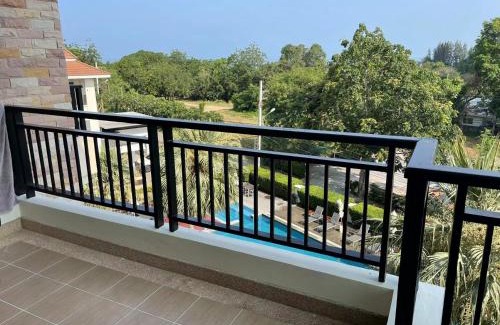 Na Chom Thian Apartment | Family-Friendly Sunrise Beach Resort with Oceanfront Views