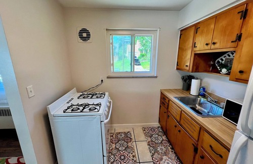 Westwood Apartment | Sunrise Blossom 2 Bedroom Apartment 13 Minutes to Downtown