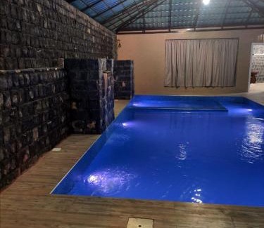 Sayq Apartment | Sunny Escape at Sunrise Chalet: Pet-Friendly & Poolside Fun