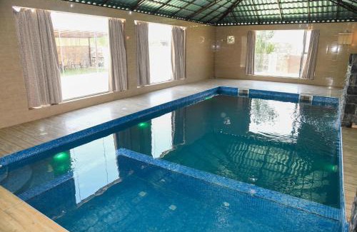 Sayq Apartment | Sunny Escape at Sunrise Chalet: Pet-Friendly & Poolside Fun