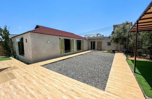 Sayq Apartment | Sunny Escape at Sunrise Chalet: Pet-Friendly & Poolside Fun
