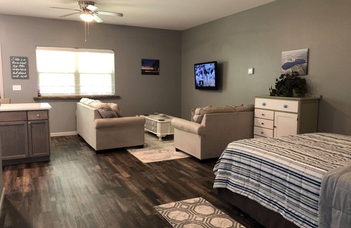 Southport Cottage | Relaxing Sunrise Cottage at Deer Point Lake with Pool Access