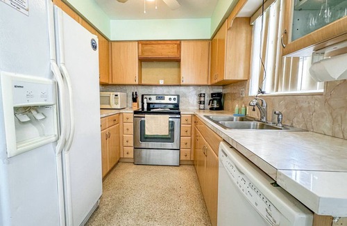 North Beach Apartment | Sunrise Delight Pet-friendly 2-min Walk to Beach