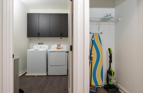 Whitestown Apartment | Sunrise Glow Spacious 2BR 2BA 2 King Beds Gym WFH