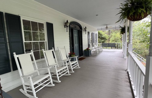 Dalton House | Experience Sunrise in the Treetops: Family-Friendly Retreat
