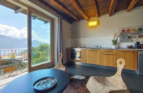 Calozzo Apartment | Relaxing Sunrise Lodge Flat with Ocean Views on Lake Como