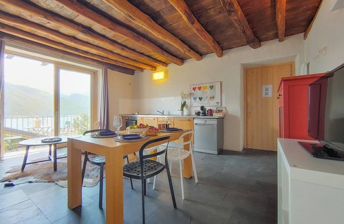 Calozzo Apartment | Relaxing Sunrise Lodge Flat with Ocean Views on Lake Como