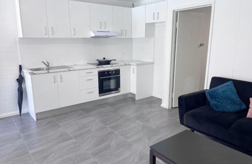 Surfers Paradise House | Sunrise Lodge Apt 4 - Cozy 1BR - Poolside Escape