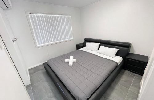 Surfers Paradise House | Sunrise Lodge Apt 4 - Cozy 1BR - Poolside Escape